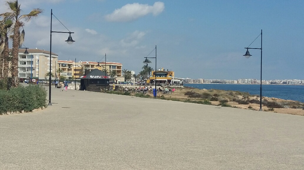 Schöne "New Build" 2-Zimmer-Wohnung am Meer mit Gemeinschaftspool in Punta Prima