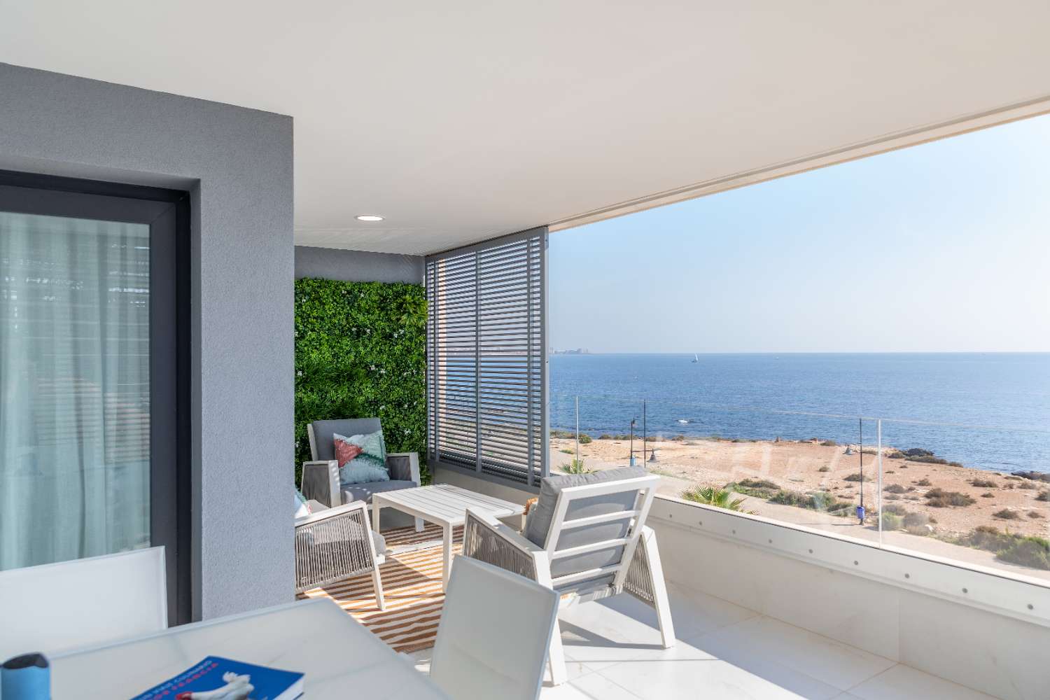 Precioso apartamento de 2 dormitorios frente al mar de 2 dormitorios con piscina comunitaria en Punta Prima