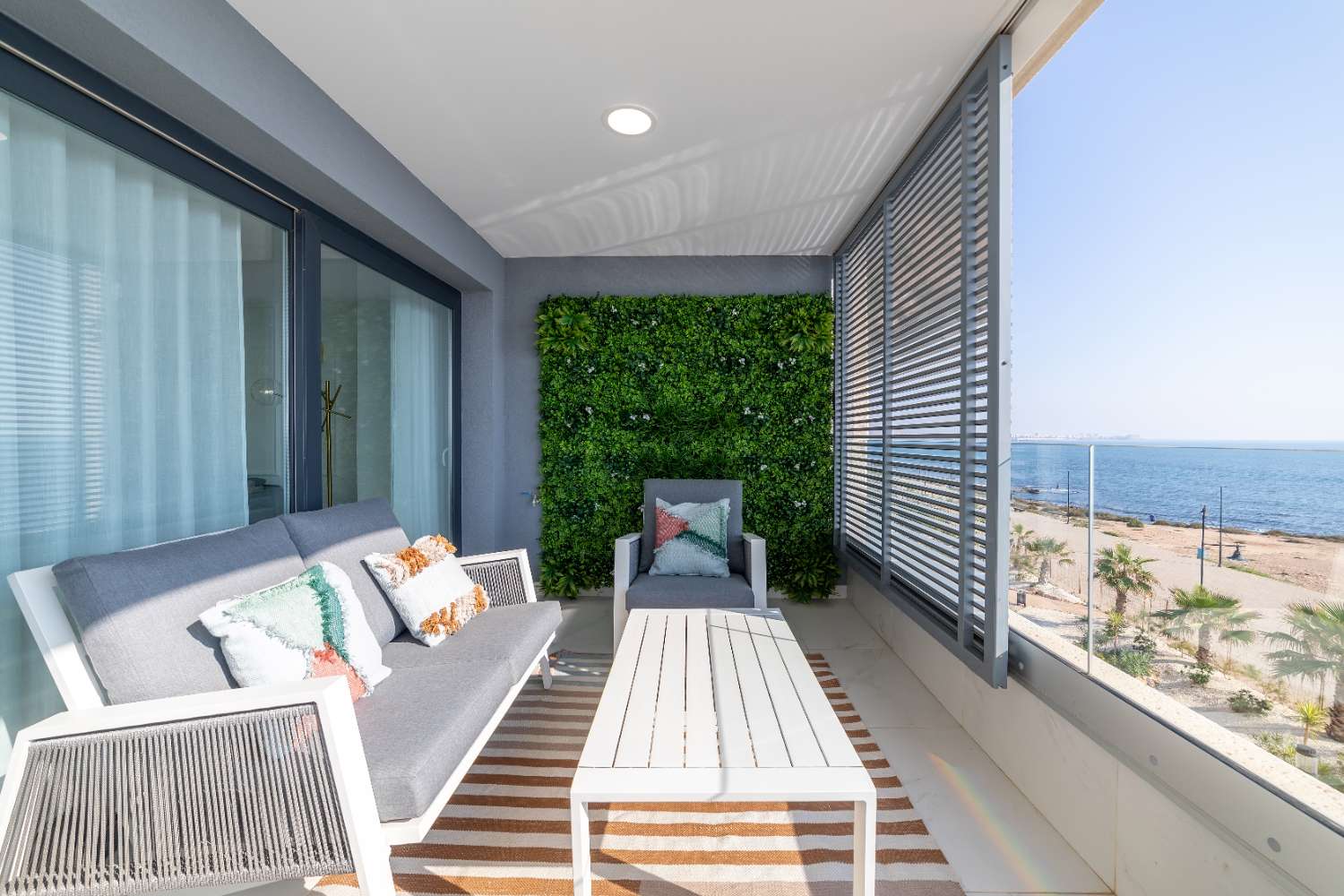 Precioso apartamento de 2 dormitorios frente al mar de 2 dormitorios con piscina comunitaria en Punta Prima