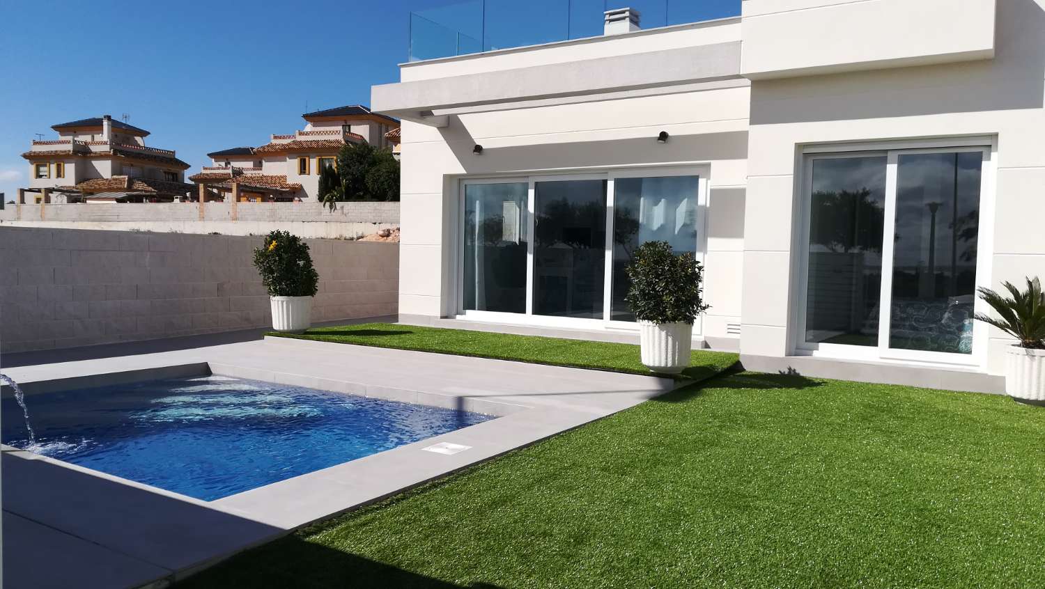 Attraktive 'New Build' 3 Schlafzimmer Doppelhaushälfte mit privatem Pool in Los Montesinos