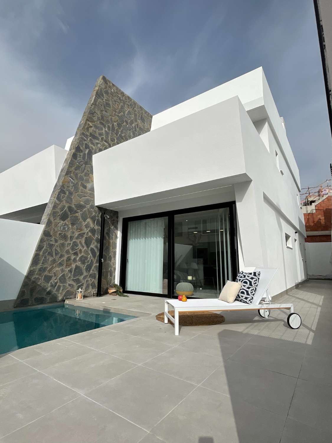 Smuk 'New Build' 3 værelses dobbelthus villa med privat pool i Santiago de la Ribera