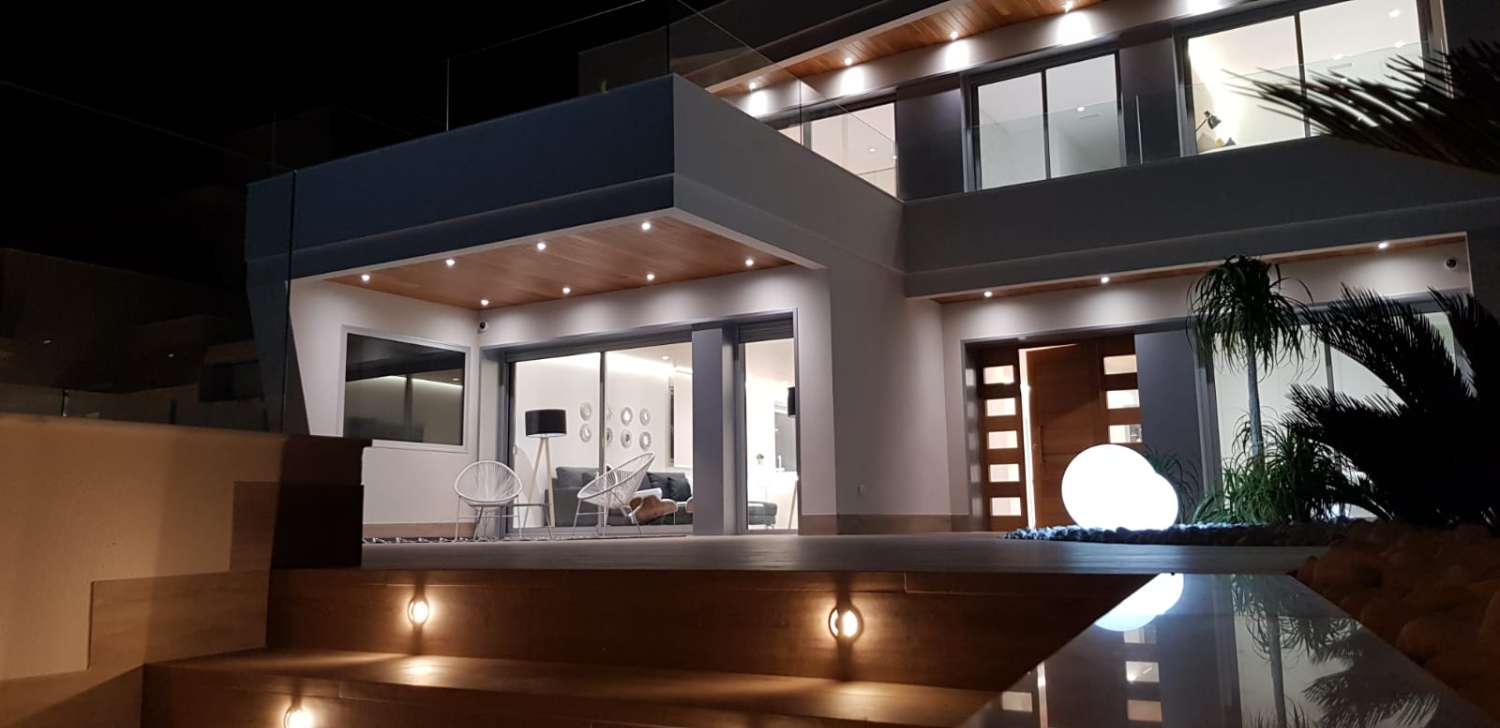 Impresionante villa independiente de 4 dormitorios 'New Build' con piscina privada en Campoamor