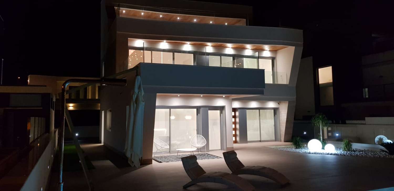 Fantastisk "Nybyggd" 4 sovrum fristående villa med privat pool i Campoamor