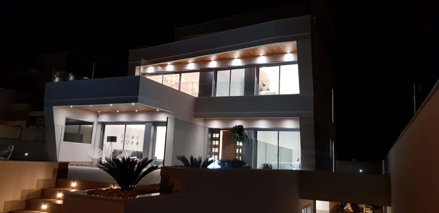 Impresionante villa independiente de 4 dormitorios 'New Build' con piscina privada en Campoamor