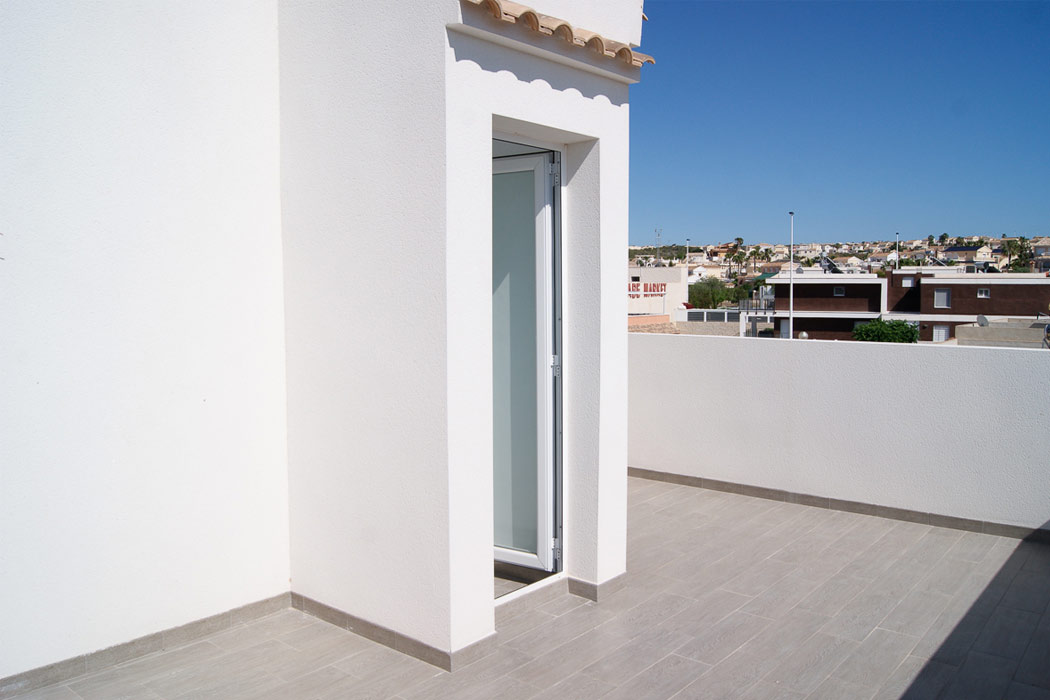 Impresionante casa adosada de 2 dormitorios de nueva construcción con piscina comunitaria en Gran Alacant