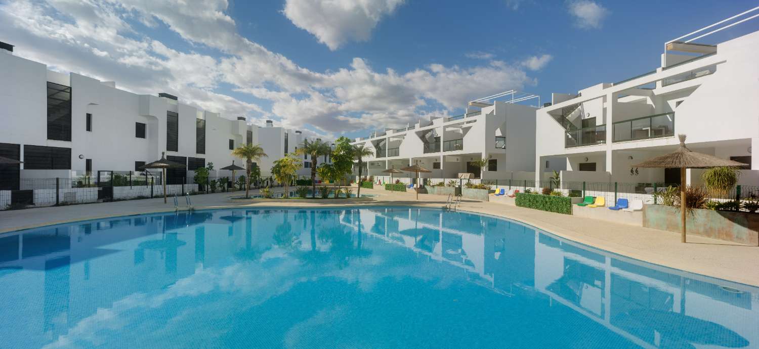 Bonito apartamento de 2 dormitorios de nueva construcción con piscina comunitaria y aparcamiento en El