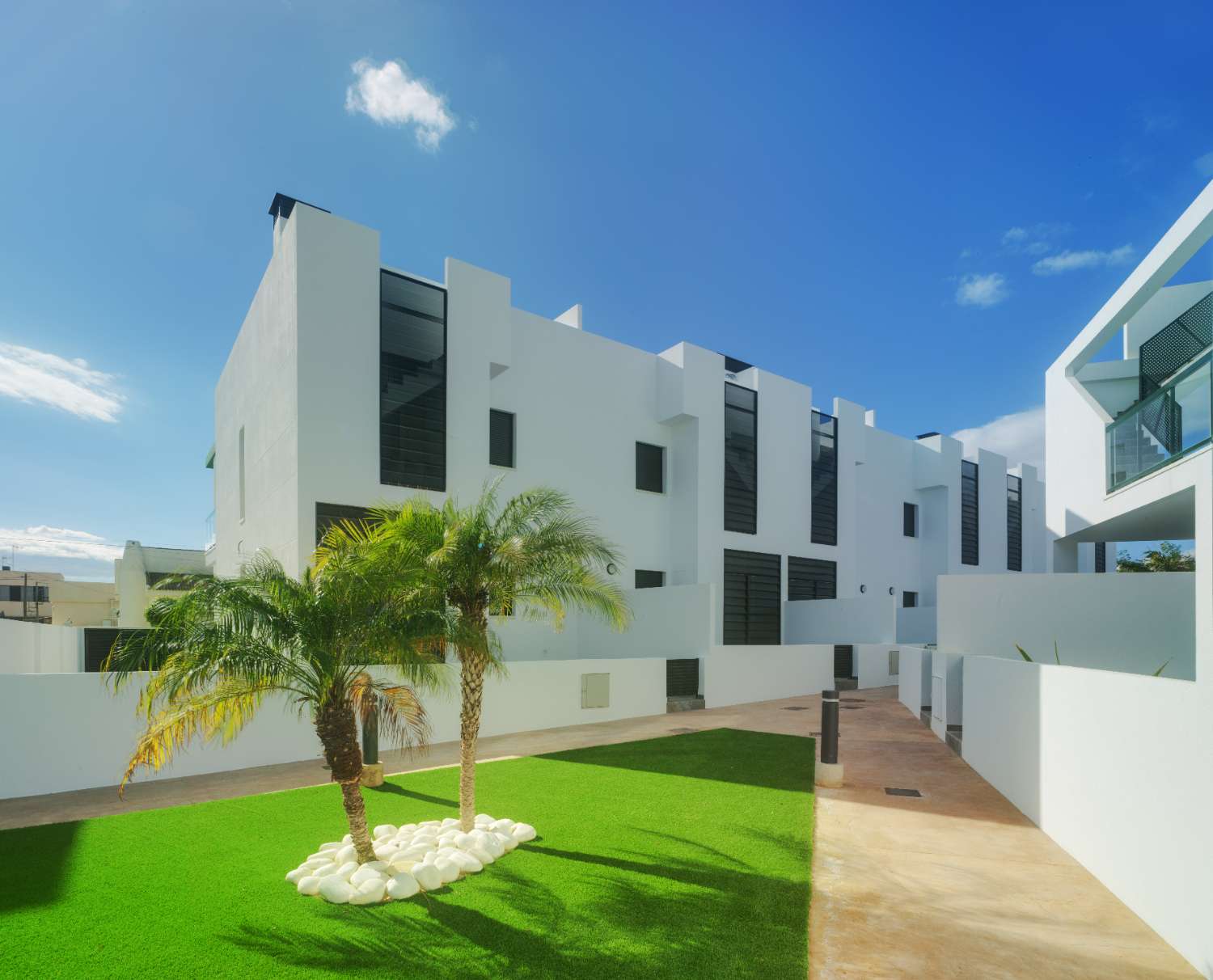 Bonito apartamento de 2 dormitorios de nueva construcción con piscina comunitaria y aparcamiento en El