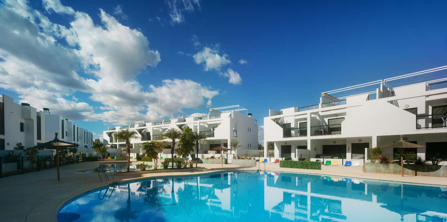 Bonito apartamento de 2 dormitorios de nueva construcción con piscina comunitaria y aparcamiento en El