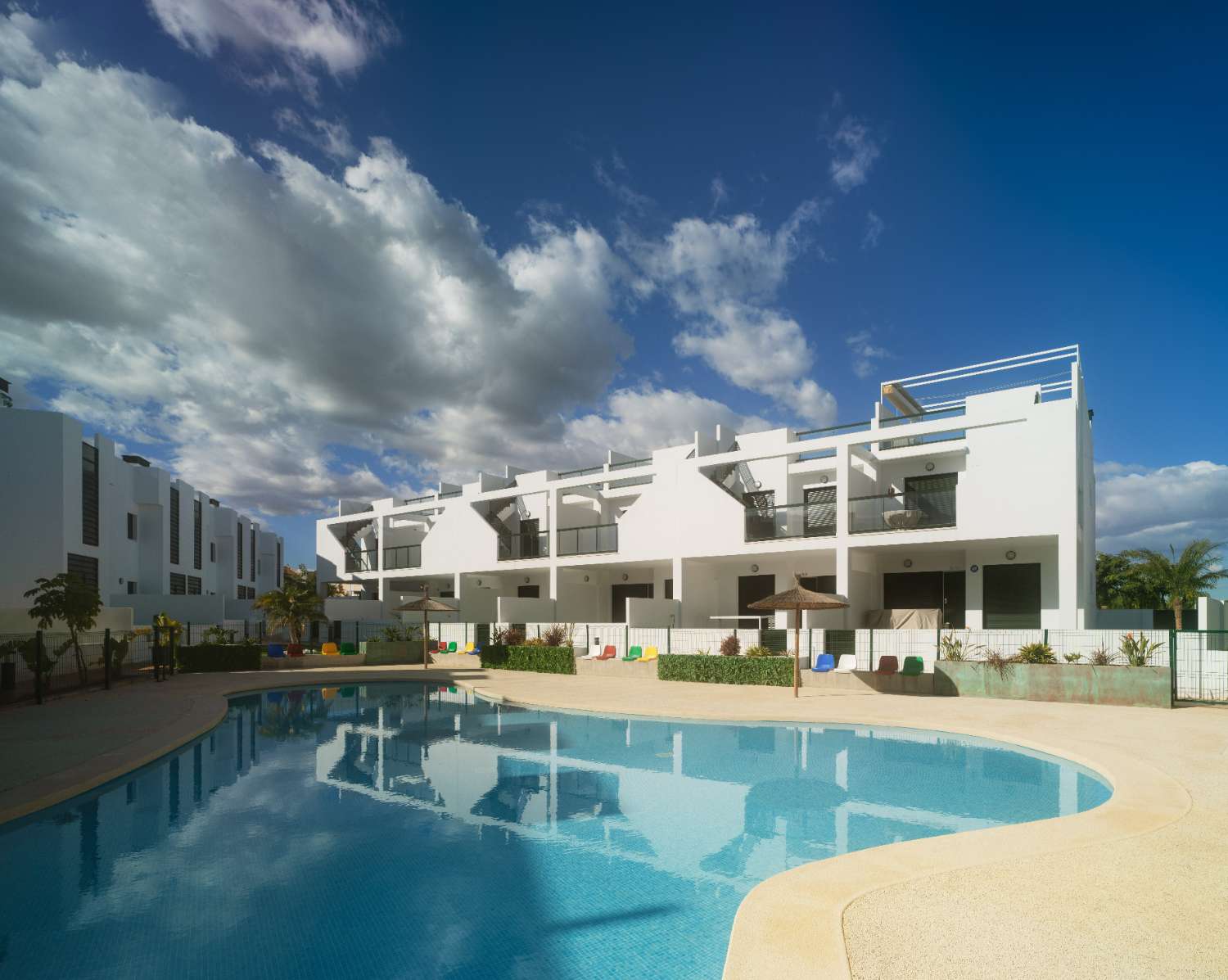 Bonito apartamento de 2 dormitorios de nueva construcción con piscina comunitaria y aparcamiento en El