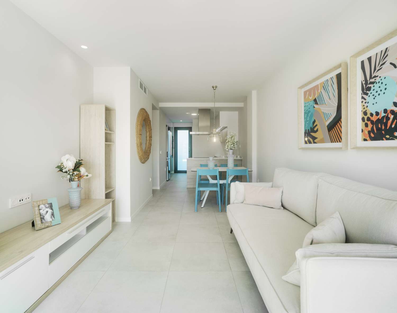 Bonito apartamento de 2 dormitorios de nueva construcción con piscina comunitaria y aparcamiento en El