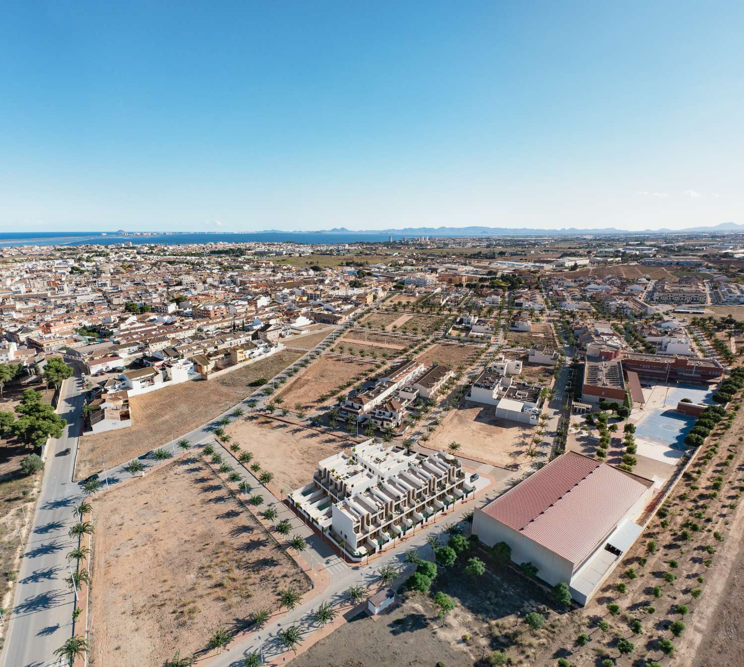 Attraente nuova costruzione moderna casa a schiera con 3 camere da letto con piscina privata e giardini a San Pedro del Pinatar