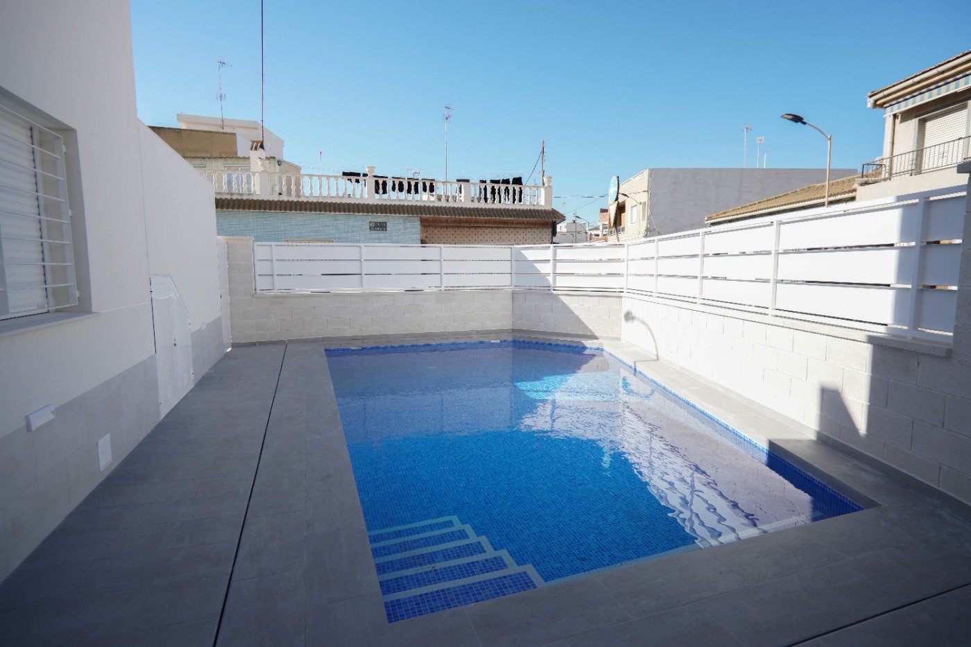 Fabelagtig 'Nybyggeri' 2 værelses bungalow i stueetagen med fælles pool i San Pedro del Pinatar