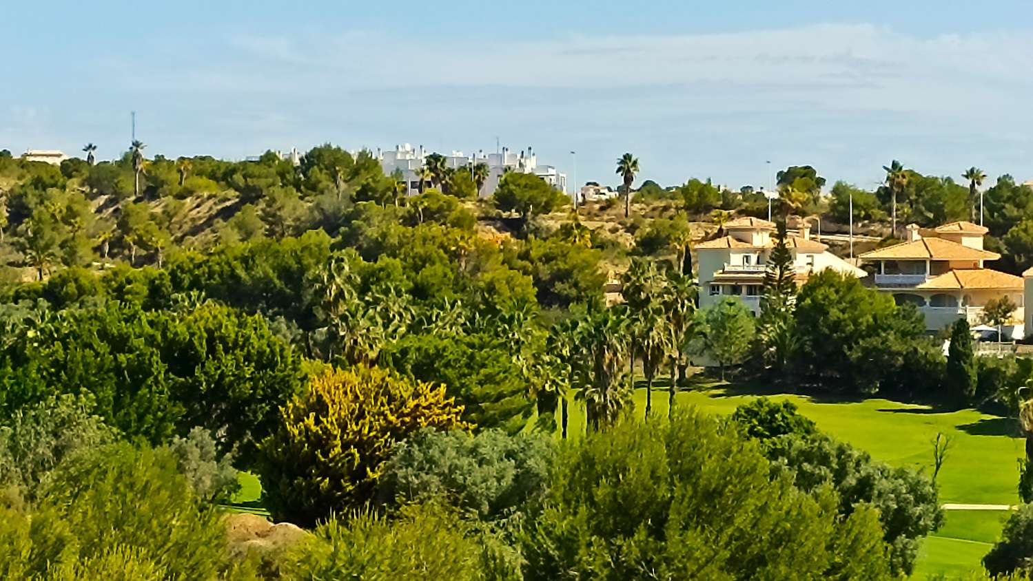 Vacker "nybyggd" nyckelfärdig lägenhet med 2 sovrum på bottenvåningen med gemensam pool i Lomas de Campoamor