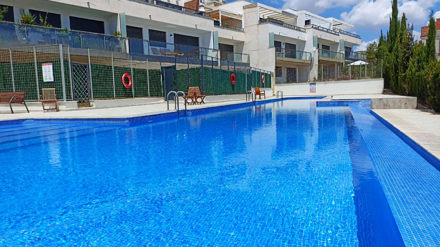 Vacker "nybyggd" nyckelfärdig lägenhet med 2 sovrum på bottenvåningen med gemensam pool i Lomas de Campoamor