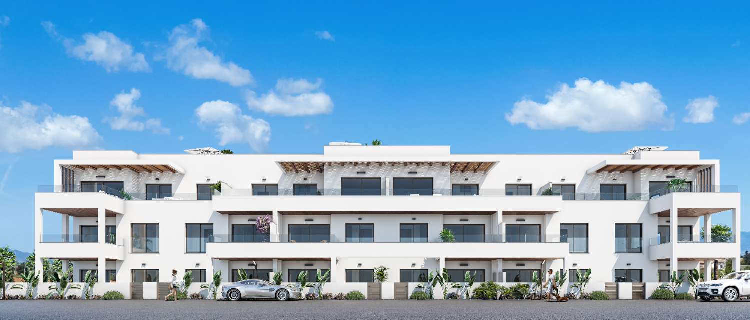 Hermoso apartamento de 2 dormitorios en primera línea de golf con piscina comunitaria en Los Alcázares