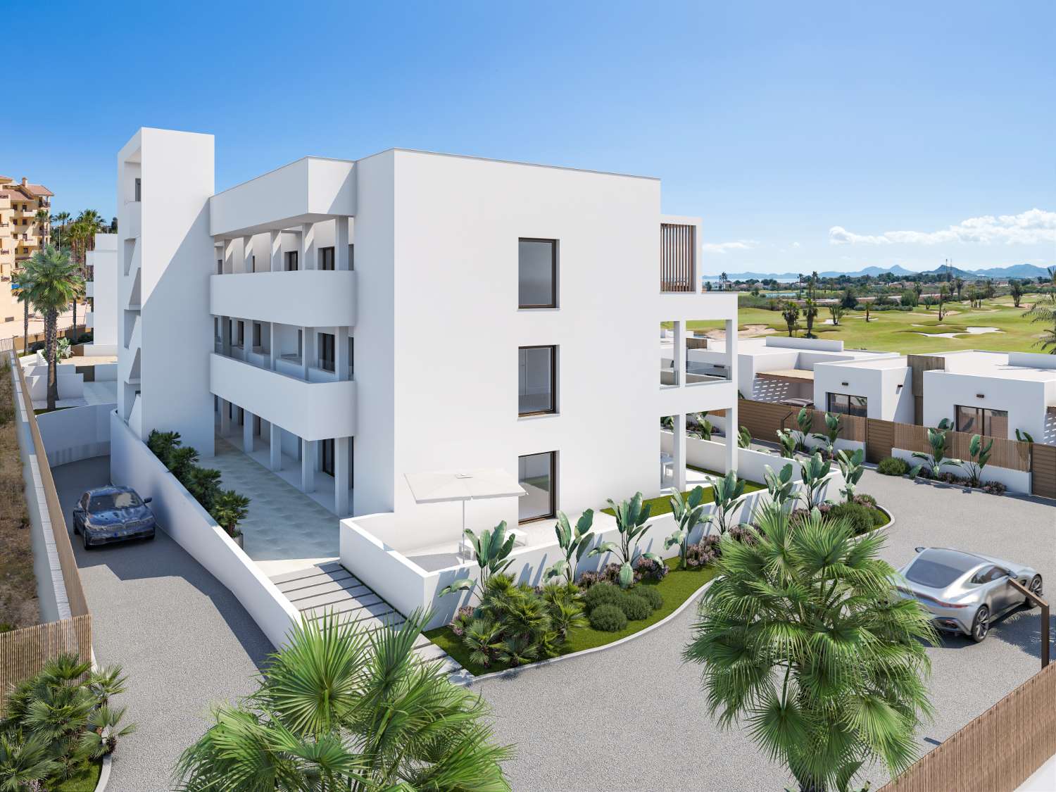 Hermoso apartamento de 2 dormitorios en primera línea de golf con piscina comunitaria en Los Alcázares