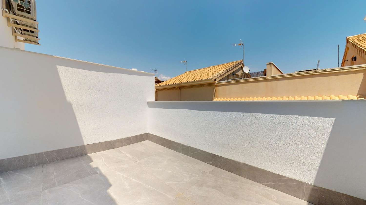 Verleidelijke 'New Build' sleutelklaar 3 slaapkamer herenhuis dicht bij het strand in San Pedro del Pinatar