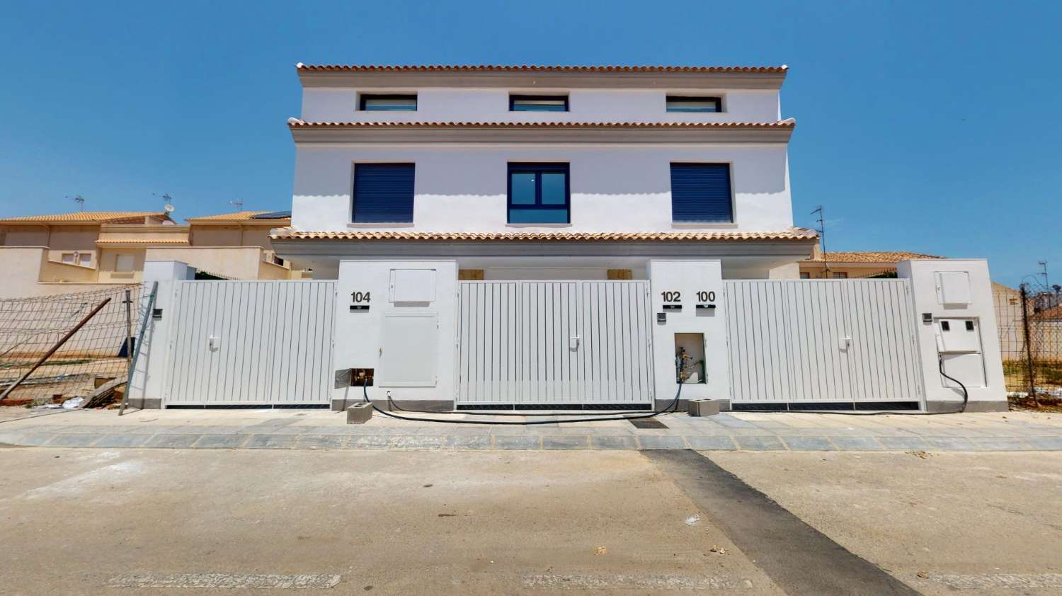 Verleidelijke 'New Build' sleutelklaar 3 slaapkamer herenhuis dicht bij het strand in San Pedro del Pinatar