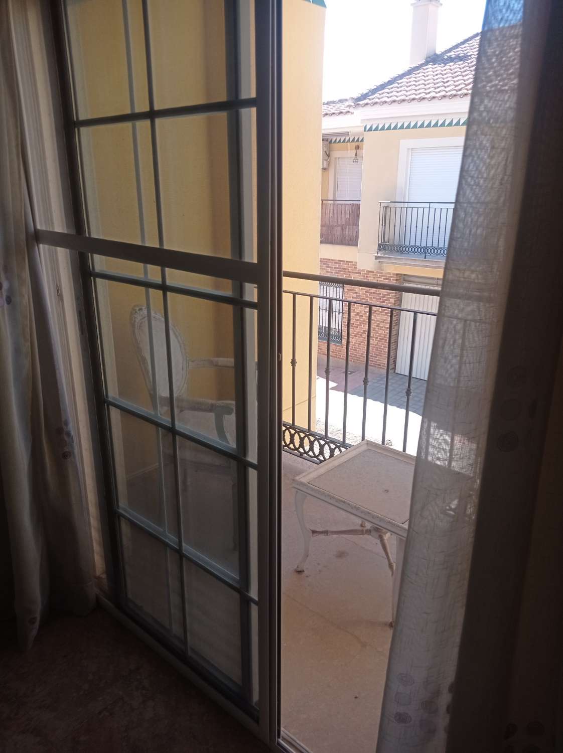 Amplia Casa Adosada de 4 Dormitorios en Catral con Garaje y Terraza