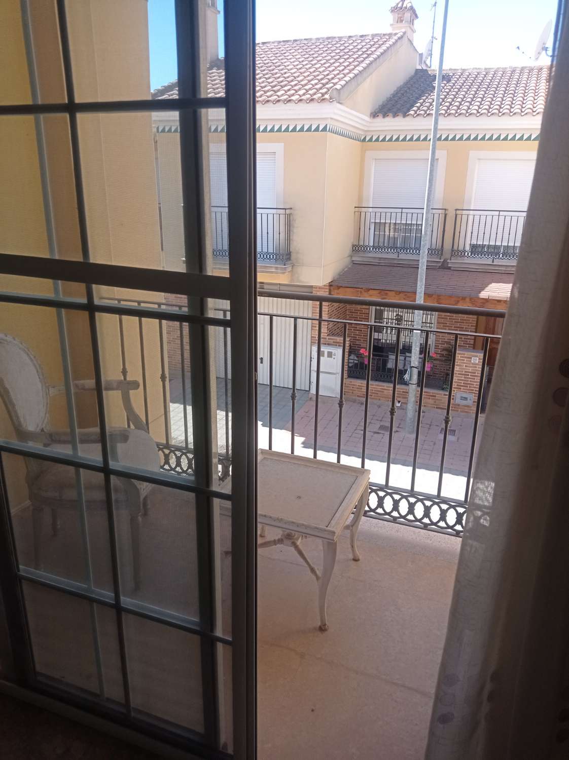 Amplia Casa Adosada de 4 Dormitorios en Catral con Garaje y Terraza