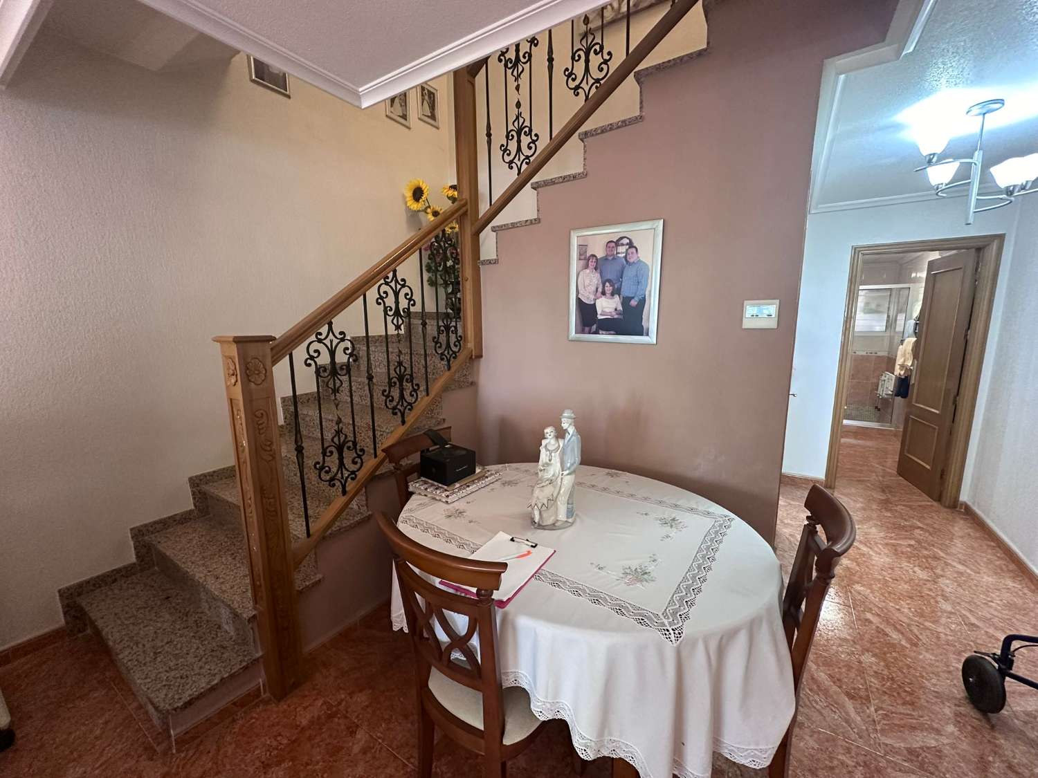 Hermoso Casa Adosado de 3 Habitaciones y Garaje, Orientado al Sur en Catral