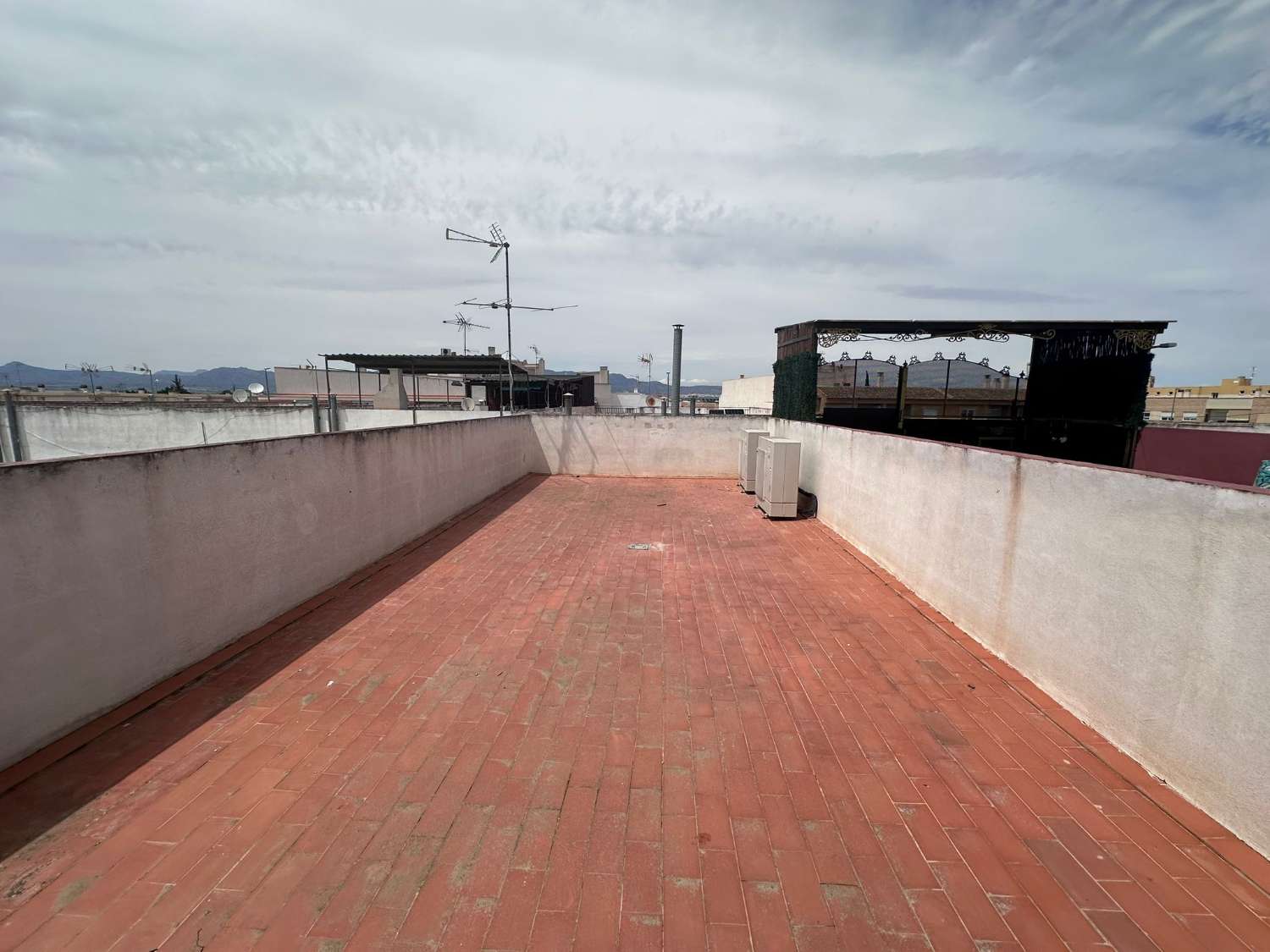 Hermoso Casa Adosado de 3 Habitaciones y Garaje, Orientado al Sur en Catral