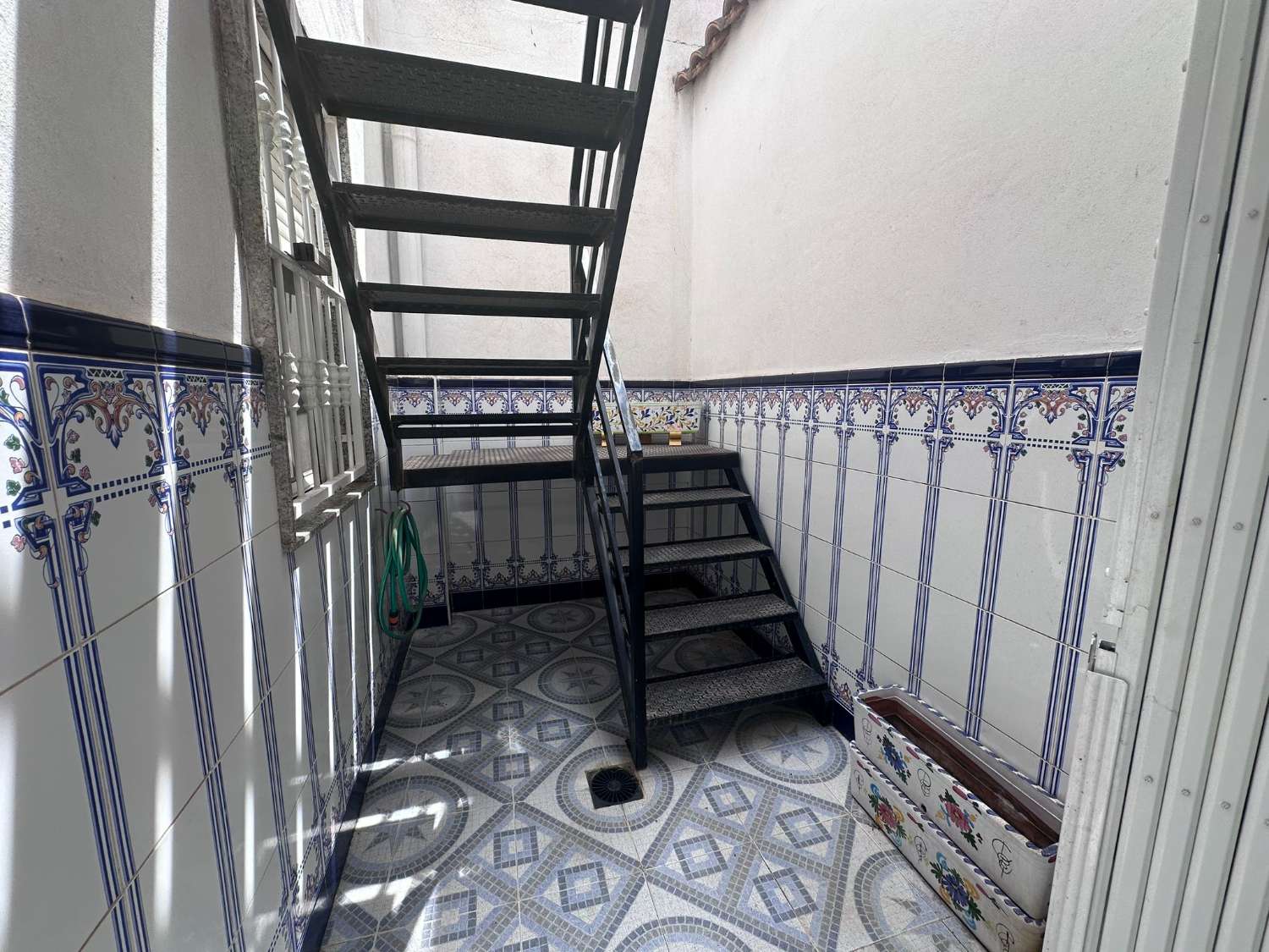 Hermoso Casa Adosado de 3 Habitaciones y Garaje, Orientado al Sur en Catral