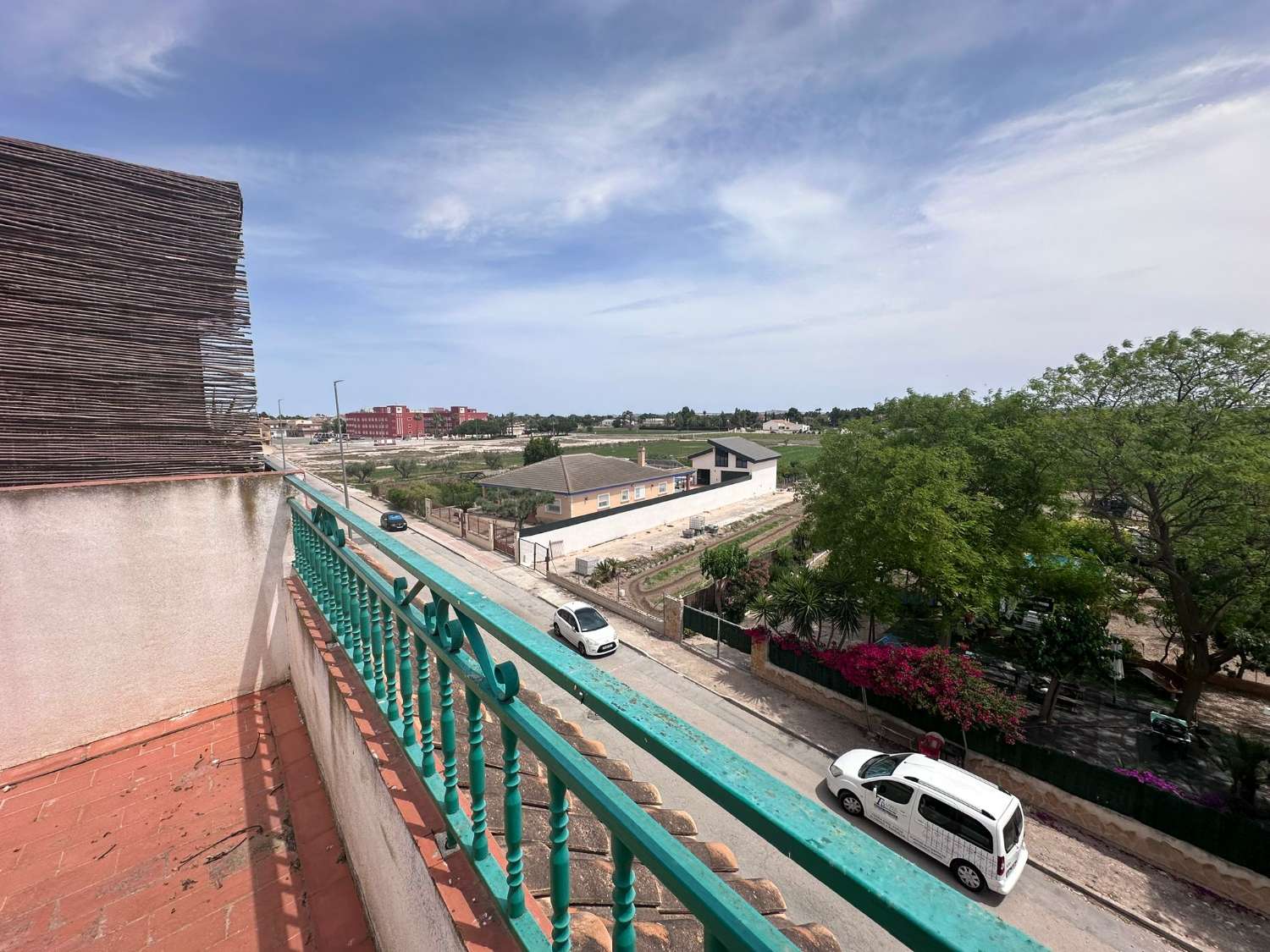 Hermoso Casa Adosado de 3 Habitaciones y Garaje, Orientado al Sur en Catral