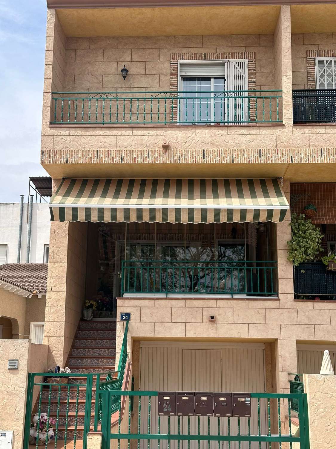 Hermoso Casa Adosado de 3 Habitaciones y Garaje, Orientado al Sur en Catral