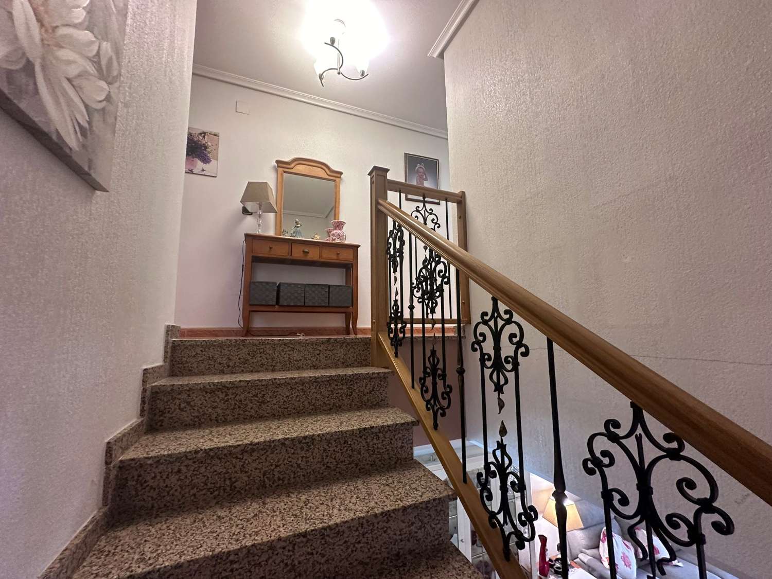 Hermoso Casa Adosado de 3 Habitaciones y Garaje, Orientado al Sur en Catral