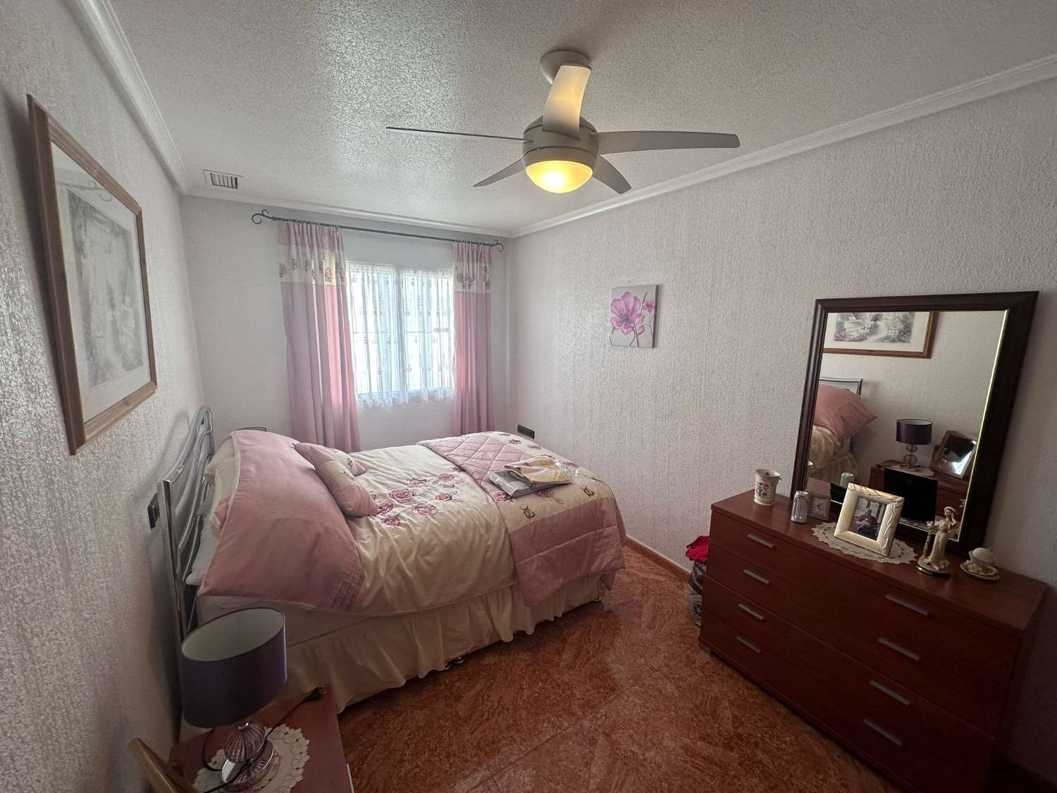 Hermoso Casa Adosado de 3 Habitaciones y Garaje, Orientado al Sur en Catral