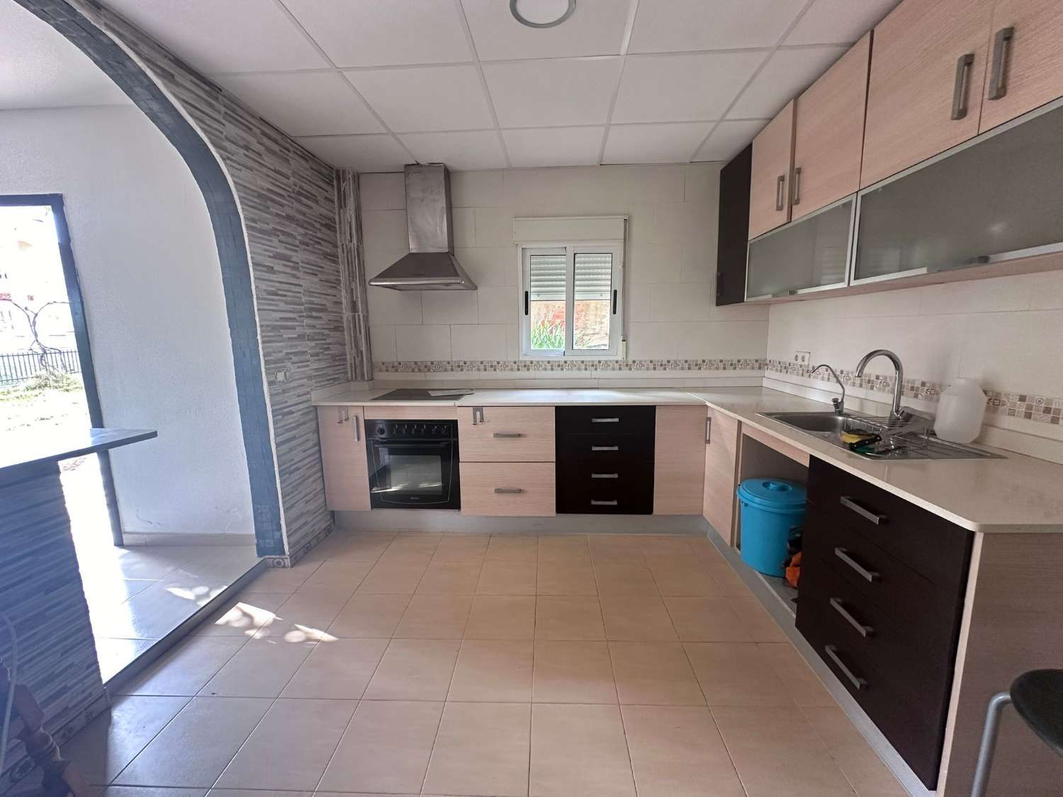 Hermosa Finca Urbana de 6 Dormitorios en Venta en Crevillente con Piscina Privada