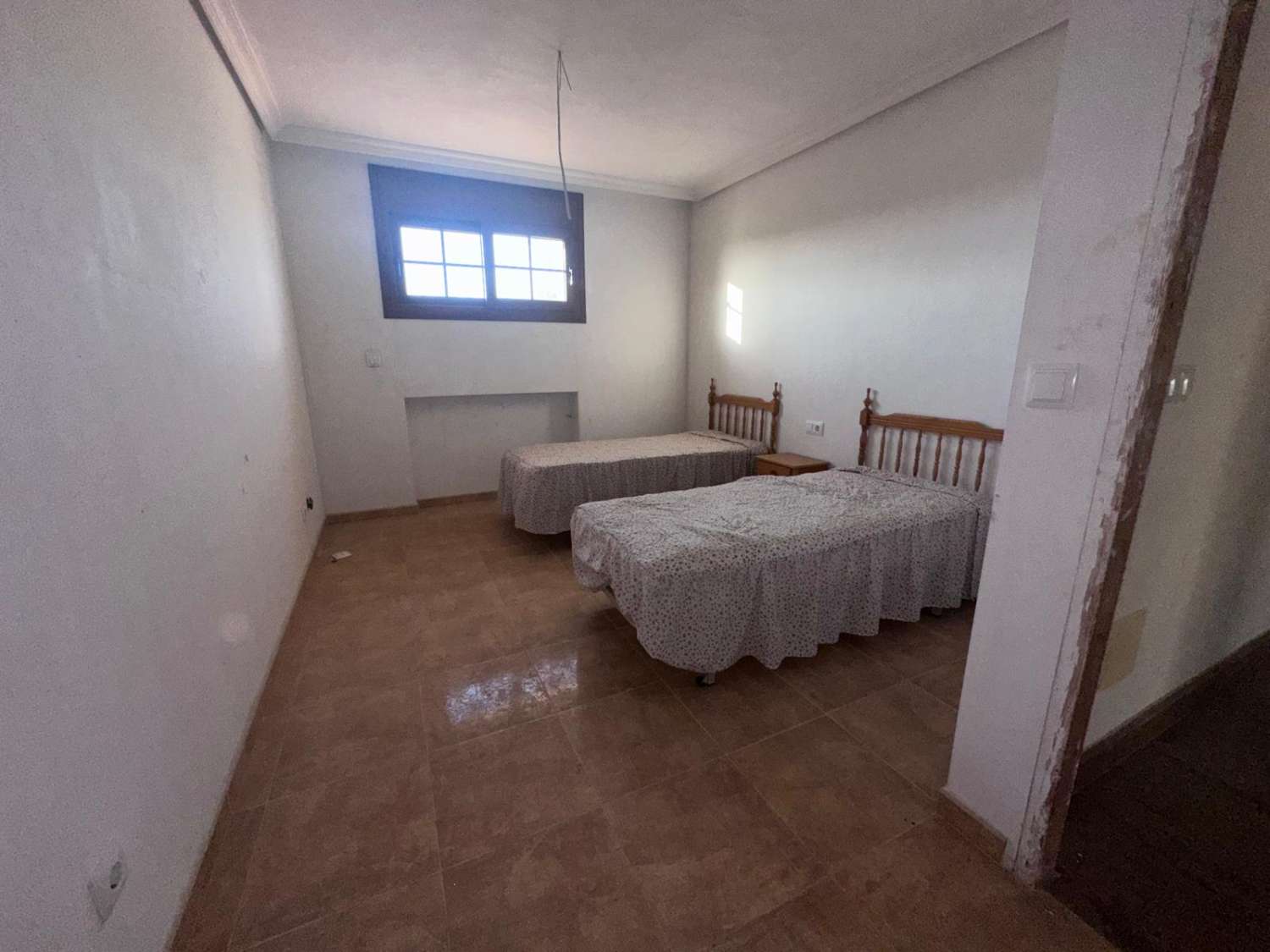 Mansion Rústica de 400m2 en Venta en Catral: Una Gran Propiedad Llena de Potencial