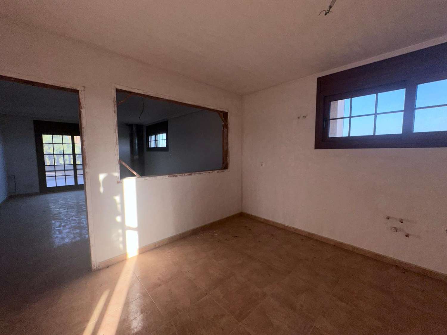 Mansion Rústica de 400m2 en Venta en Catral: Una Gran Propiedad Llena de Potencial