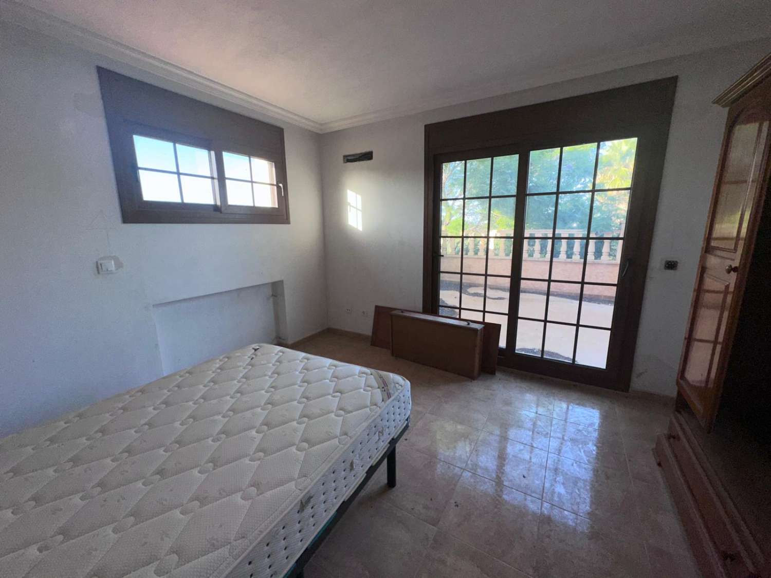 Mansion Rústica de 400m2 en Venta en Catral: Una Gran Propiedad Llena de Potencial