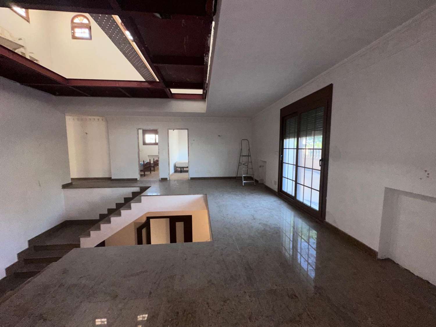 Mansion Rústica de 400m2 en Venta en Catral: Una Gran Propiedad Llena de Potencial