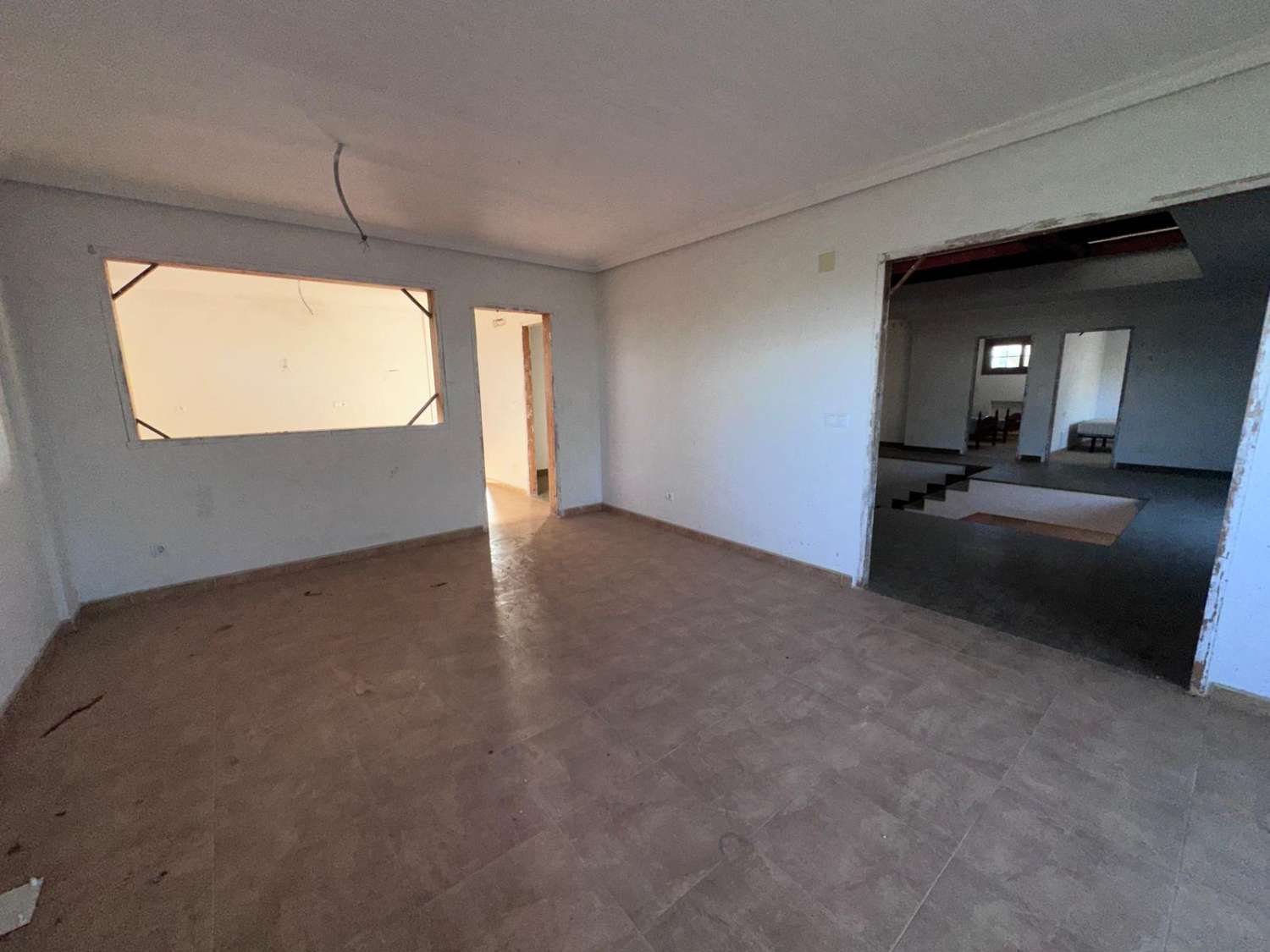 Mansion Rústica de 400m2 en Venta en Catral: Una Gran Propiedad Llena de Potencial