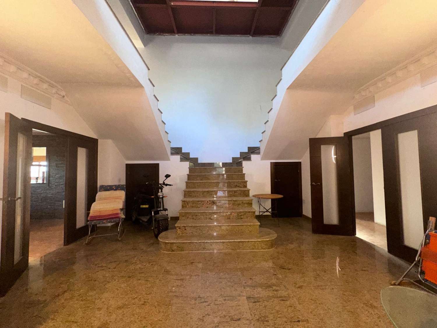 Mansion Rústica de 400m2 en Venta en Catral: Una Gran Propiedad Llena de Potencial