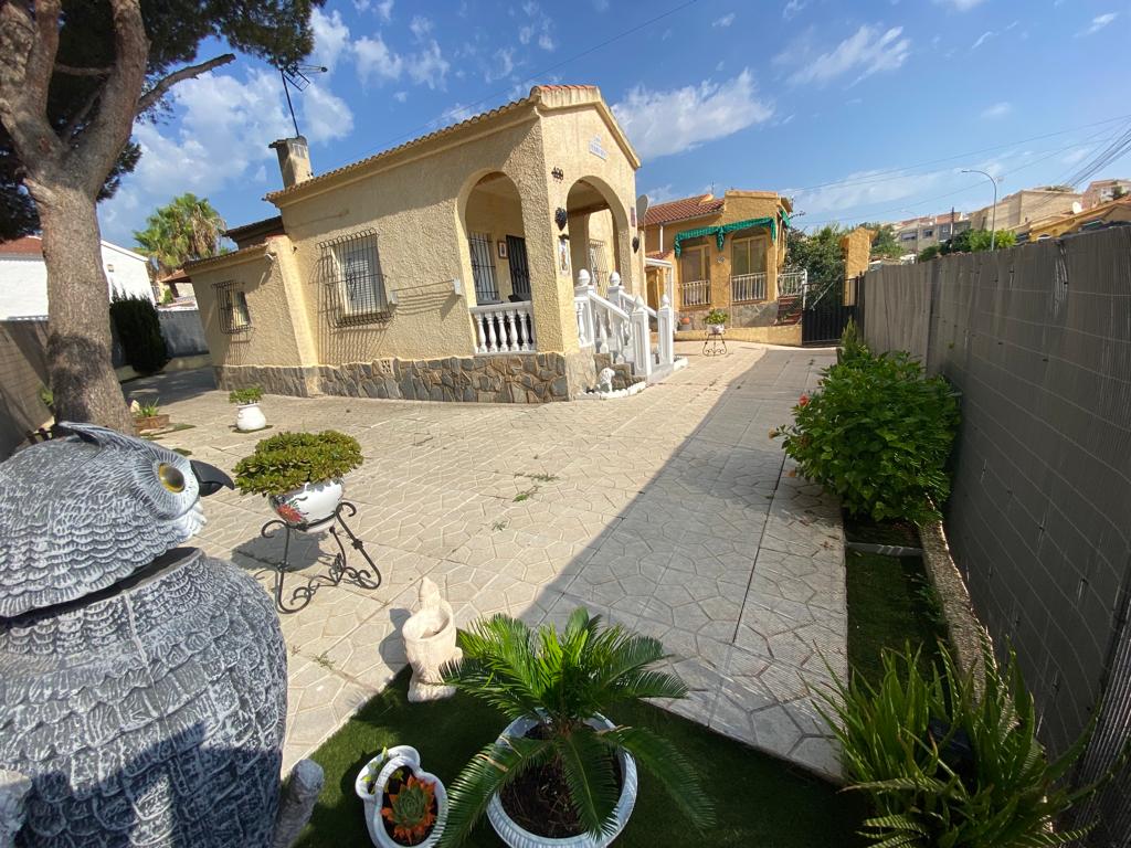 Detached 2-Bedroom, 1-Bathroom Modern House in Urb. La Marina