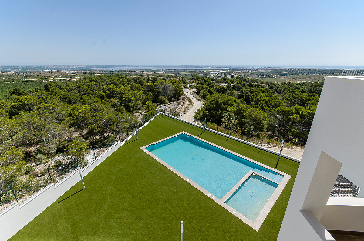 Tiltalende 'Nybyggeri' 3 værelses top eller stueetagen bungalow med fælles pool i San Miguel de Salinas