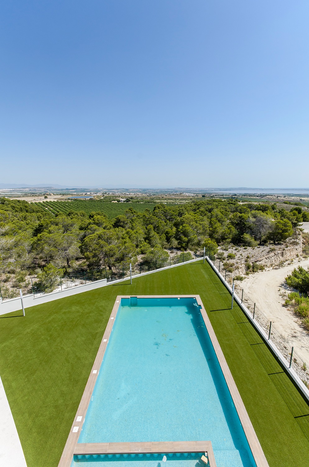 Tiltalende 'Nybyggeri' 3 værelses top eller stueetagen bungalow med fælles pool i San Miguel de Salinas