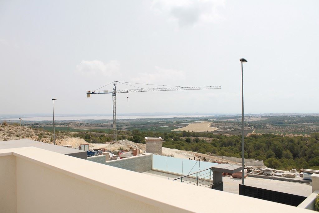 Aantrekkelijke nieuwbouw 2/3 slaapkamer vrijstaande villa met privé zwembad in San Miguel de Salinas