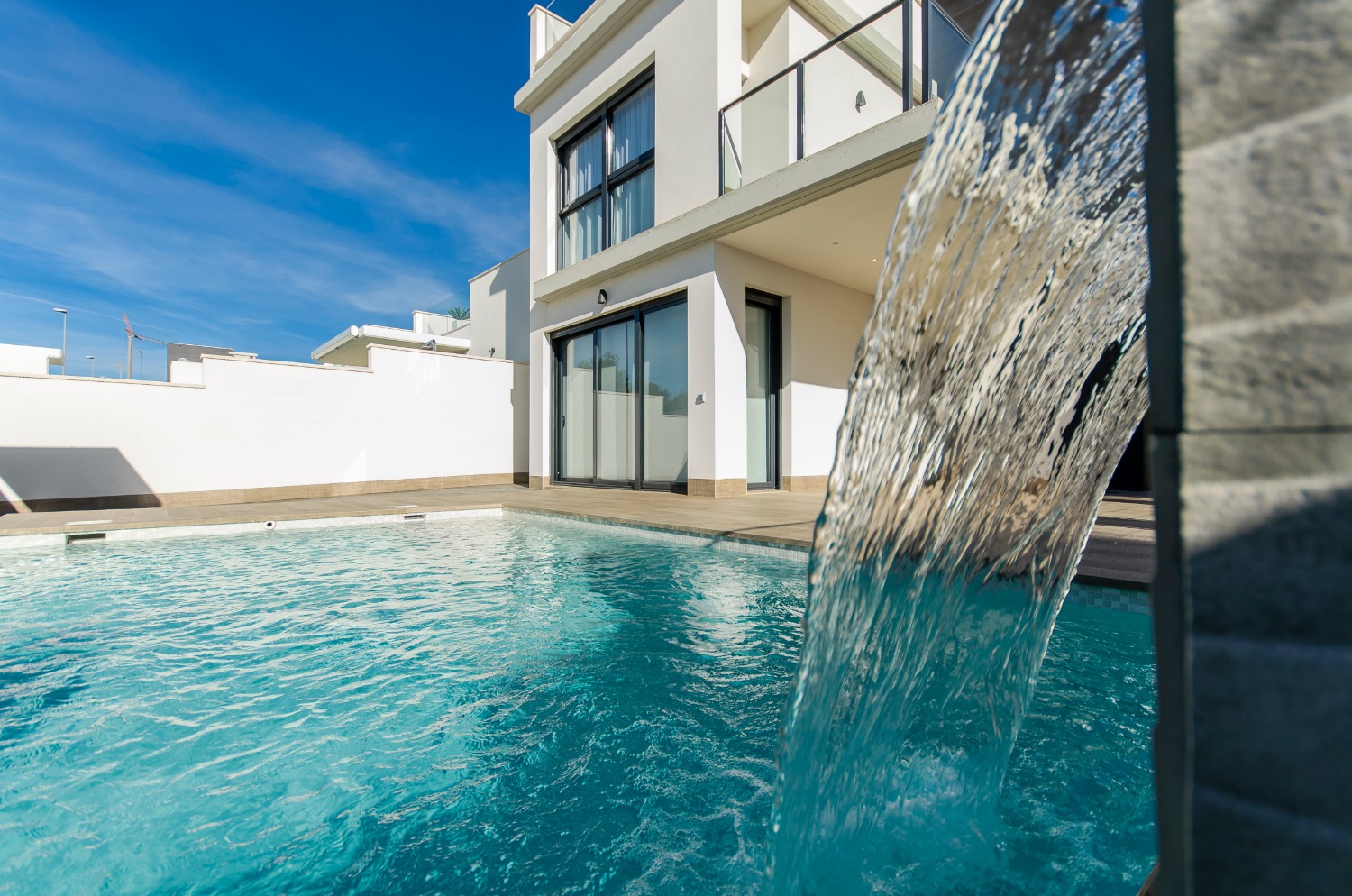 Mooie 'Nieuwbouw' 4 slaapkamer vrijstaande villa in Campoamor met privé zwembad op loopafstand van het strand