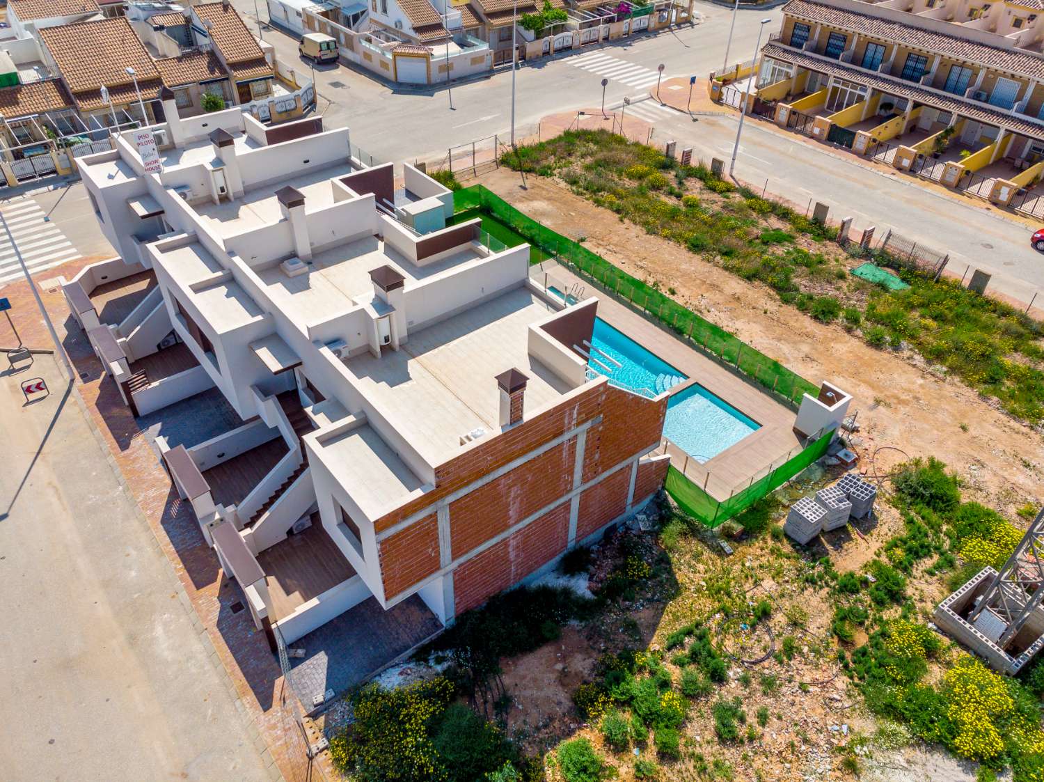 Nuevo proyecto de 2 dormitorios superior y bungalows en planta baja con piscina comunitaria en Lo Pagan