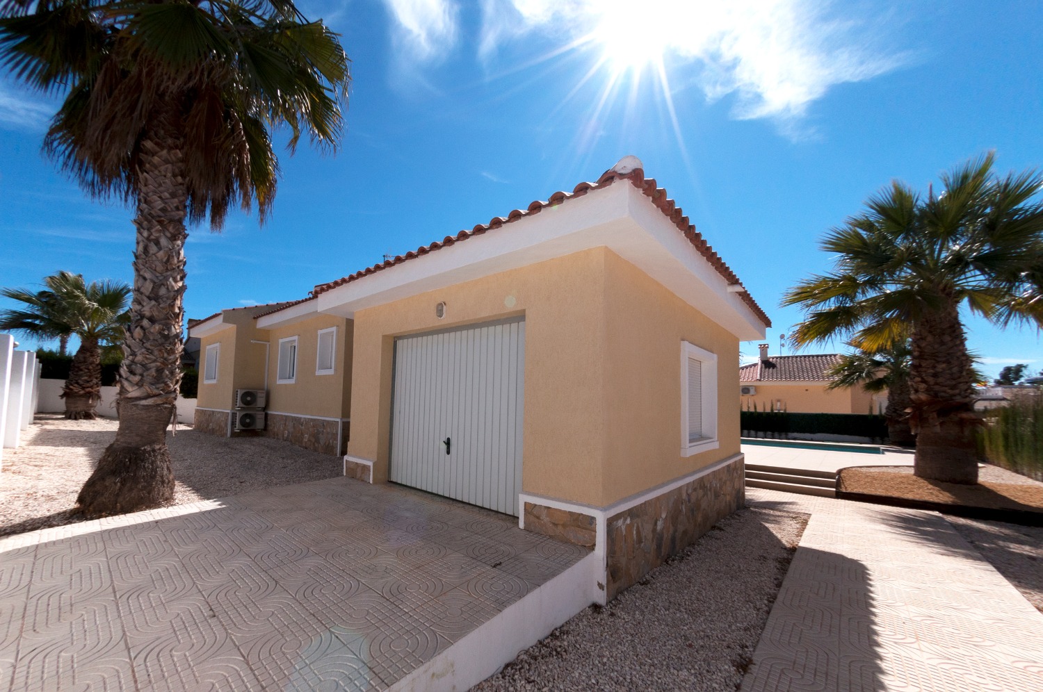 Chalet independiente de estilo mediterráneo 'Key Ready' de 3 dormitorios con piscina privada en Urbanización Monte Azul, Ciudad Quesada