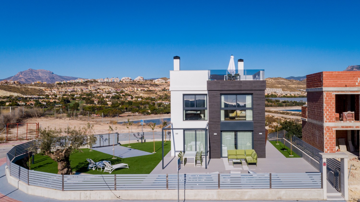 Moderne 'New Build' 3 Schlafzimmer freistehende Villa mit privatem Pool in Muchamiel, Alicante