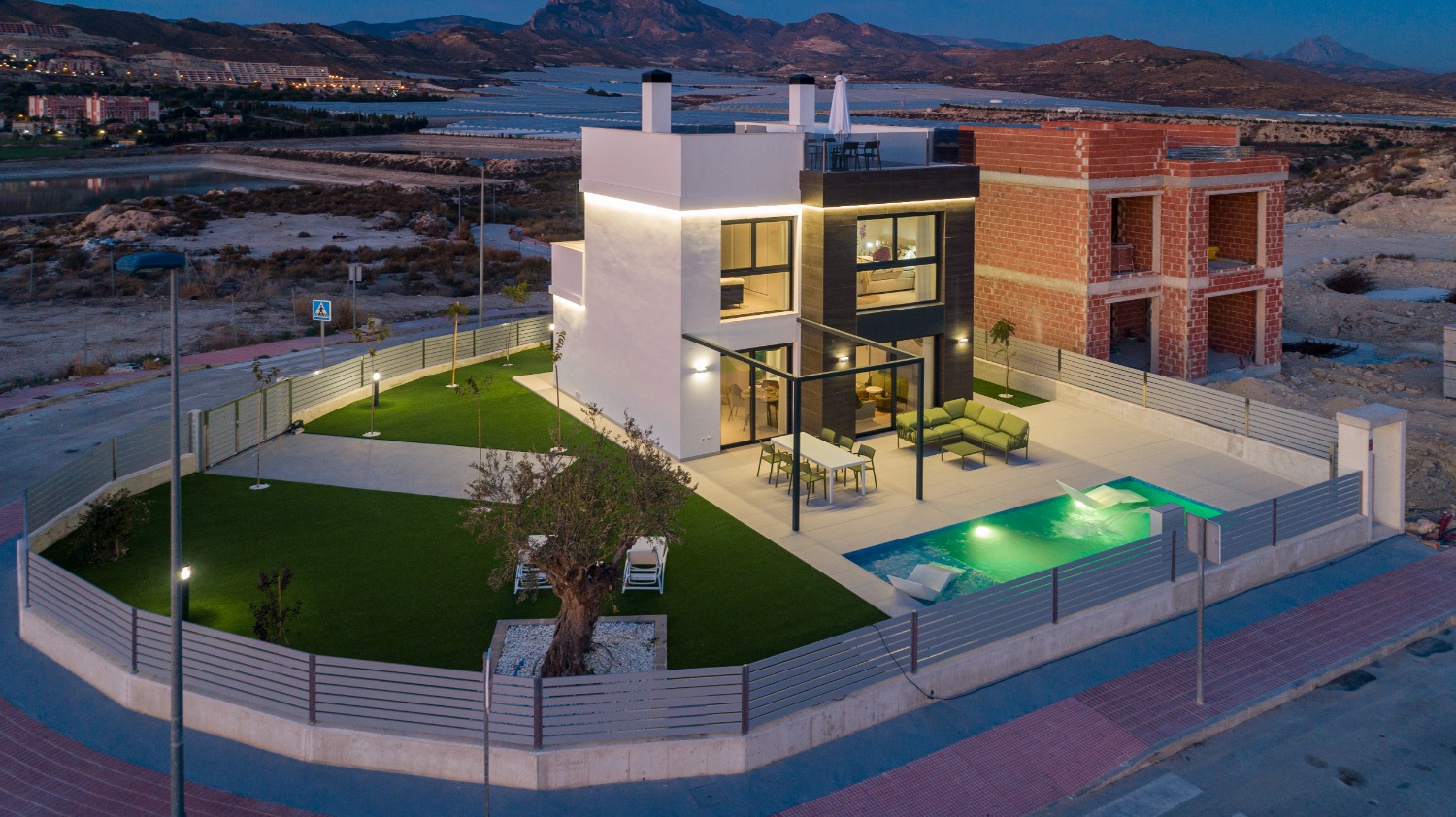 Moderne 'New Build' 3 Schlafzimmer freistehende Villa mit privatem Pool in Muchamiel, Alicante