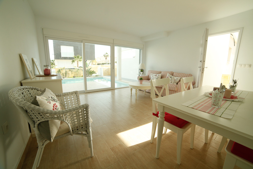 Delightful 'New Build' 3 Schlafzimmer Doppelhaushälfte mit privatem Pool in Gran Alacant