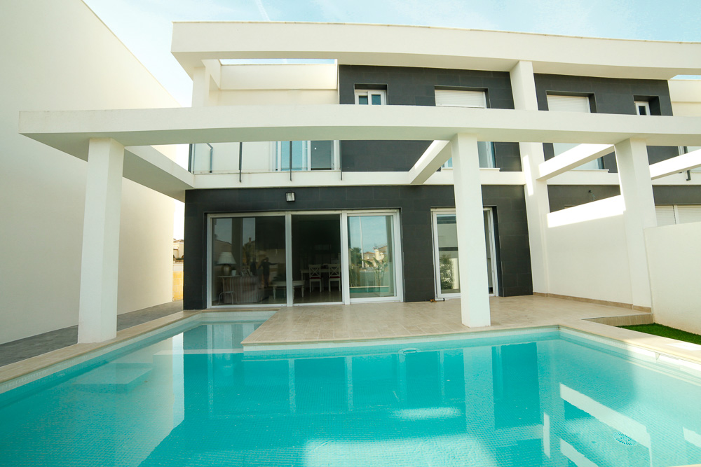 Delightful 'New Build' 3 Schlafzimmer Doppelhaushälfte mit privatem Pool in Gran Alacant