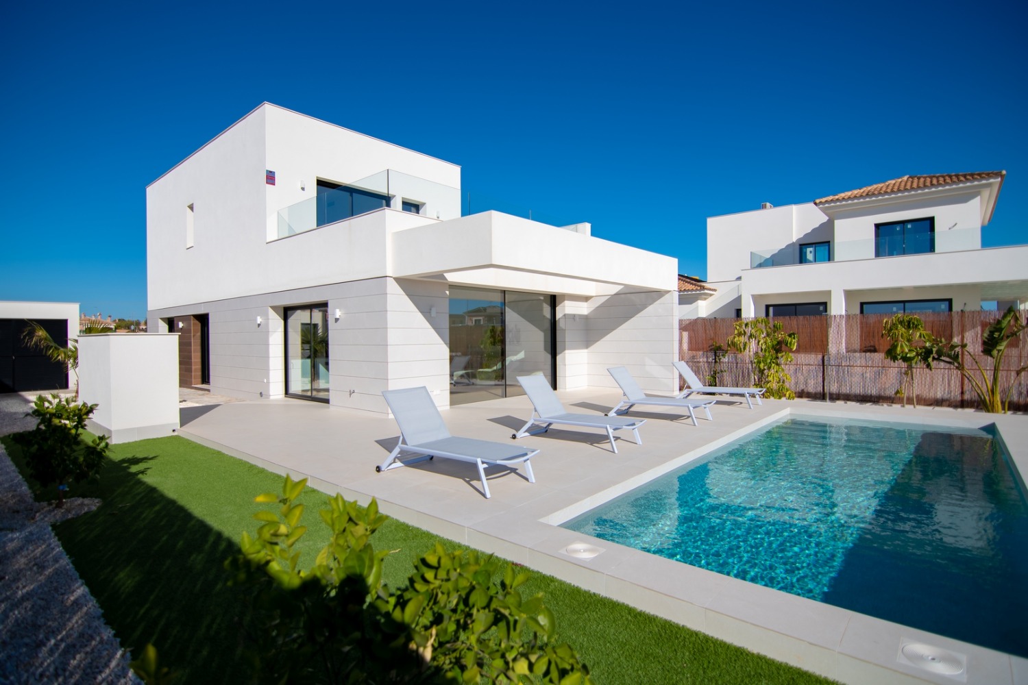 Attraktive 'New Build' 3 Schlafzimmer freistehende Villa mit privatem Pool in Los Montesinos